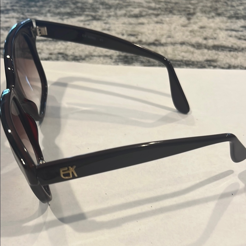 Elegant Brown Sunglasses - Picture 2 of 3